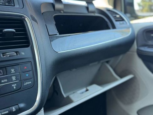 Used 2013 Chrysler Town & Country Touring image 22