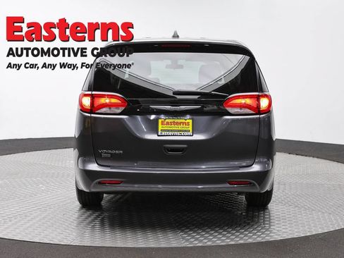 Used 2022 Chrysler Voyager LX FWD image 6