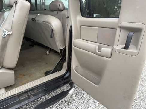 Used 2004 Chevrolet Silverado 2500 LT AWD/4WD image 16