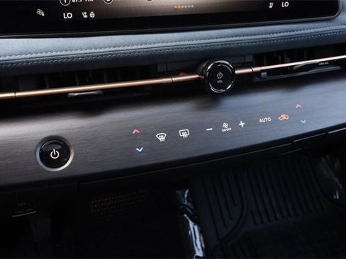 Certified 2025 Nissan Ariya Platinum image 18