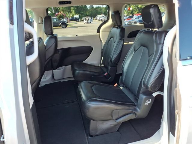 Used 2024 Chrysler Pacifica Touring-L FWD image 14
