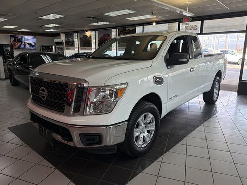 Used 2017 Nissan Titan SV image 1