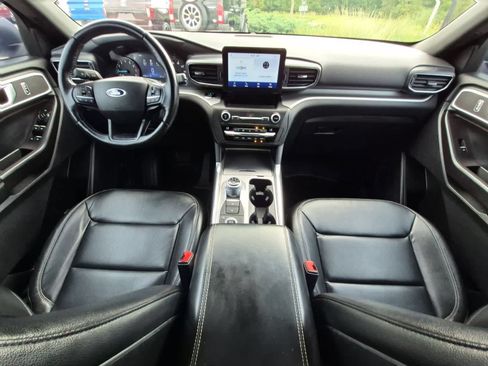 Used 2020 Ford Explorer XLT w/ Equipment Group 202A AWD/4WD image 15