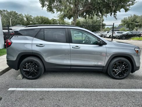 Used 2024 GMC Terrain SLE w/ Driver Convenience Package FWD image 10