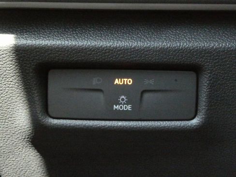 New 2025 Volkswagen Tiguan SE image 12