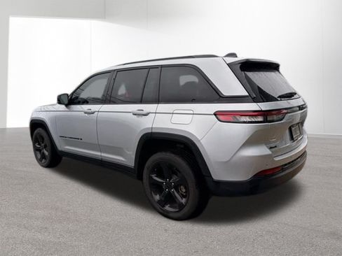 Used 2024 Jeep Grand Cherokee Altitude AWD/4WD image 28
