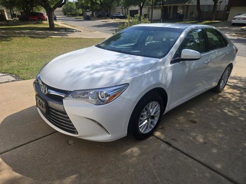 Used 2017 Toyota Camry LE image 2
