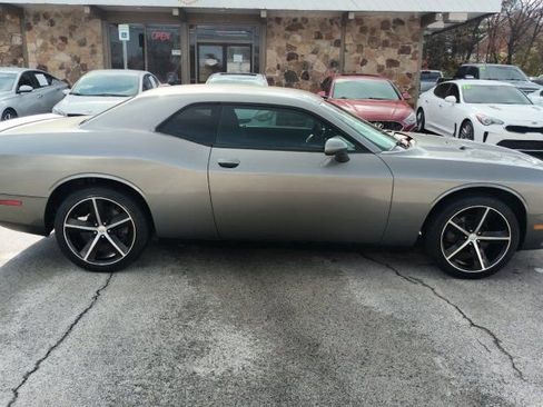 Used 2011 Dodge Challenger SE image 6
