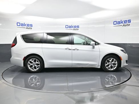 Used 2018 Chrysler Pacifica Touring Plus w/ Tire & Wheel Group image 9