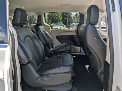 Used 2023 Chrysler Pacifica Touring-L FWD image 37