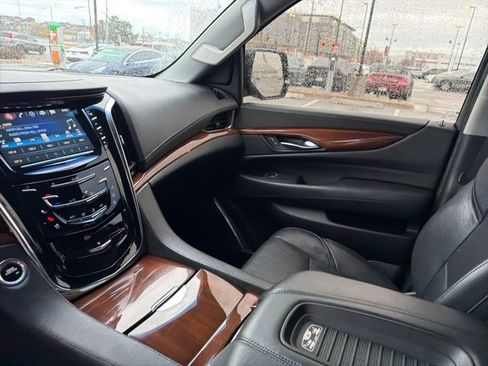 Used 2018 Cadillac Escalade ESV Luxury image 26