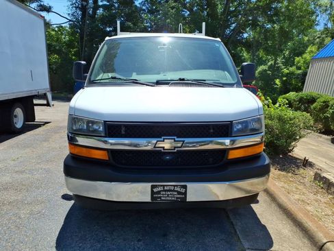Used 2017 Chevrolet Express 2500 RWD image 12