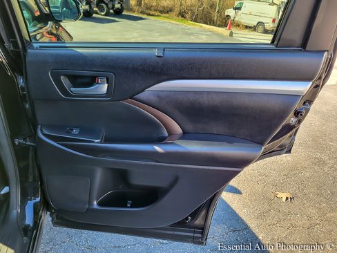 Used 2017 Toyota Highlander XLE w/ Carpet Mat Package image 34
