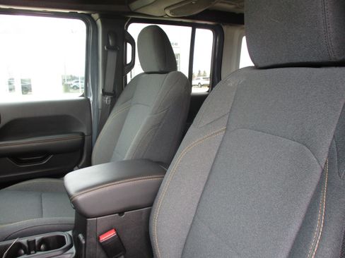 Used 2025 Jeep Wrangler Sahara image 34