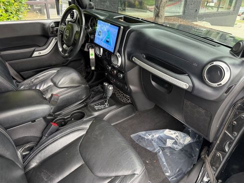 Used 2013 Jeep Wrangler Unlimited Sahara w/ Connectivity Group AWD/4WD image 32