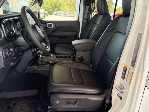 New 2025 Jeep Gladiator Sport image 10