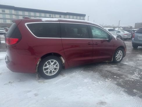 Used 2017 Chrysler Pacifica Touring image 11