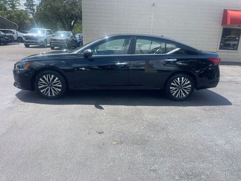 Used 2025 Nissan Altima 2.5 SV FWD image 2