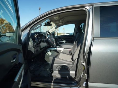Used 2024 Nissan Titan SV w/ SV Convenience Package image 12