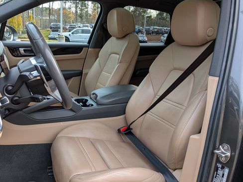 Used 2021 Porsche Cayenne image 13