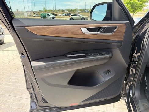 Certified 2024 Volkswagen Atlas SE w/ Black Wheel Package image 12