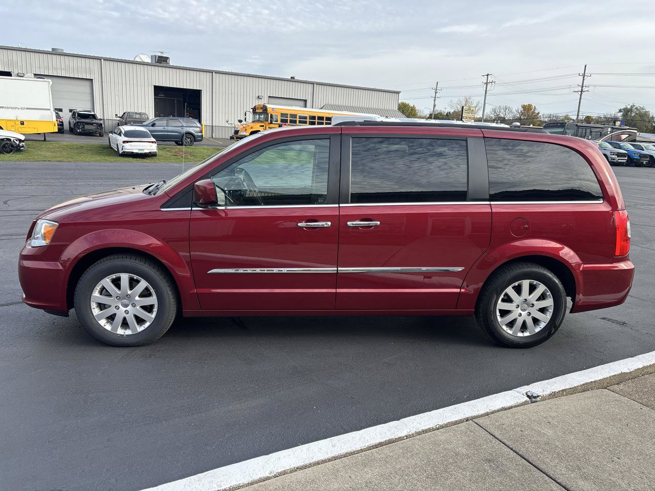 Used 2016 Chrysler Town & Country Touring w/ Driver Convenience Group FWD image 6