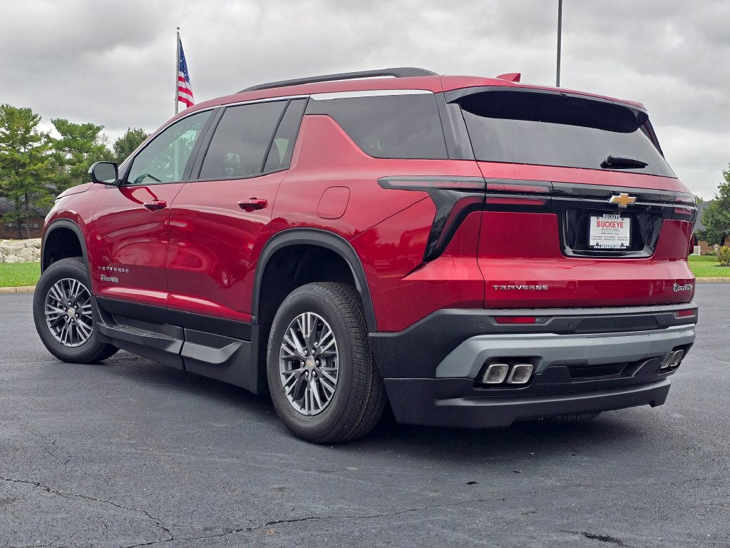 Used 2026 Chevrolet Traverse LT w/ Driver Confidence Package FWD image 6