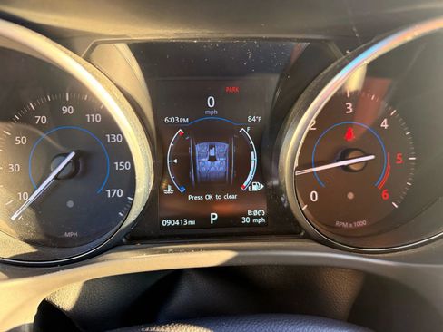 Used 2017 Jaguar F-PACE Premium image 13