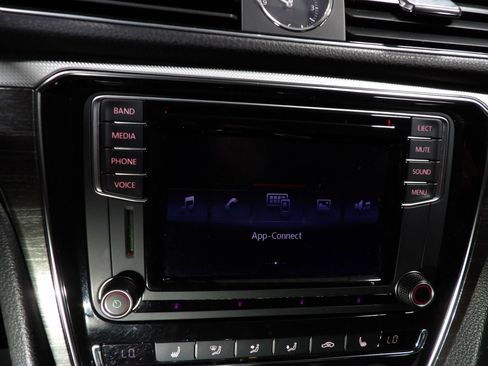 Used 2016 Volkswagen Passat 1.8T SE FWD image 15