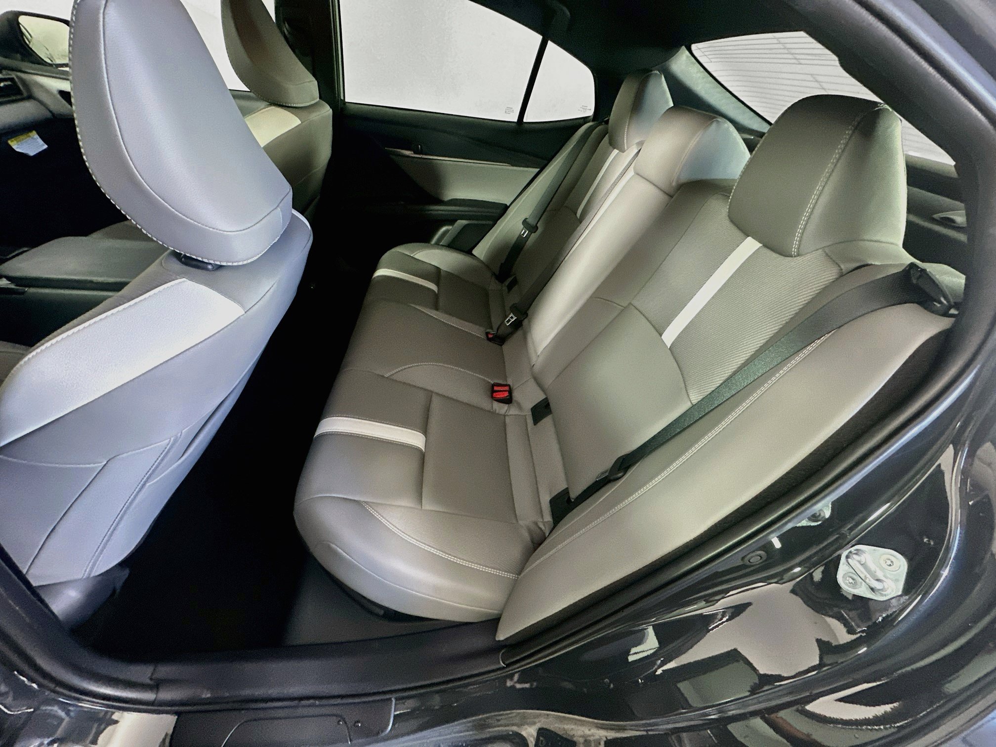 Used 2025 Toyota Camry SE FWD image 28