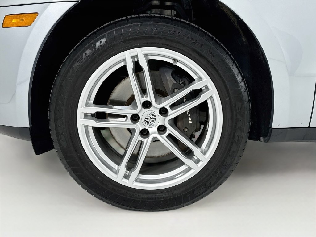 Certified 2025 Porsche Macan AWD/4WD image 33