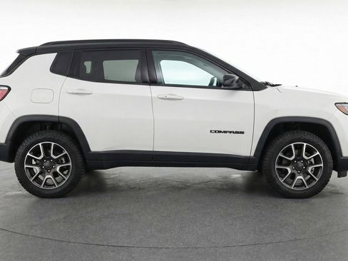 Used 2025 Jeep Compass Trailhawk AWD/4WD image 11