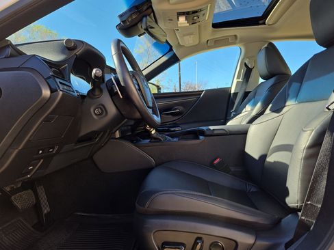 Certified 2025 Lexus ES 300h w/ Premium Package image 16