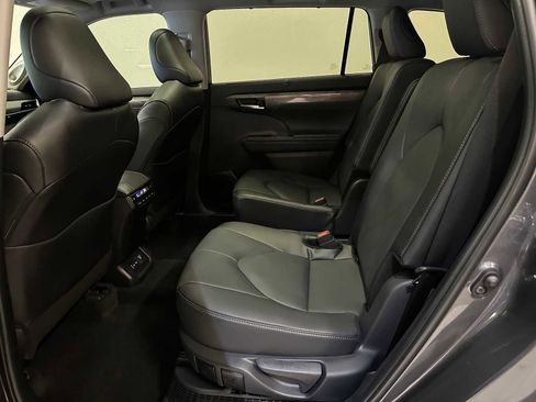 Certified 2025 Toyota Highlander Platinum image 24