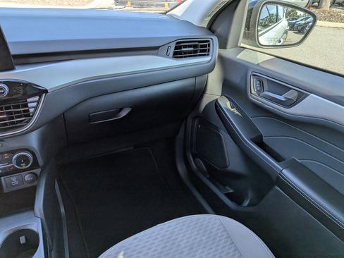 Used 2022 Ford Escape SE w/ SE Sport Appearance Package image 17