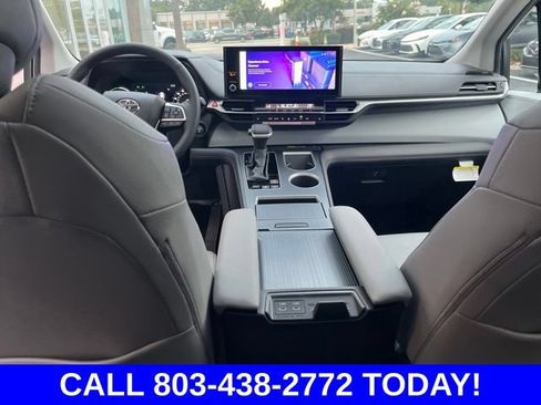 Used 2026 Toyota Sienna XLE FWD image 18