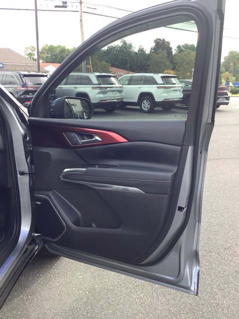 Used 2025 Chevrolet Traverse RS AWD/4WD image 22