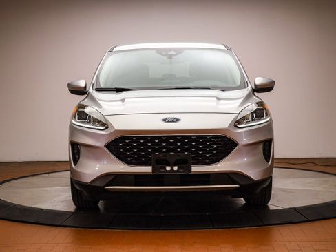 Used 2020 Ford Escape SE image 2