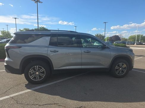 Used 2025 Chevrolet Traverse LT FWD image 7