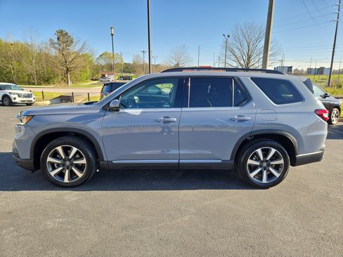 Used 2024 Honda Pilot Touring image 13