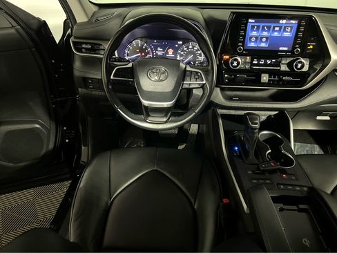 Used 2022 Toyota Highlander XLE AWD/4WD image 14