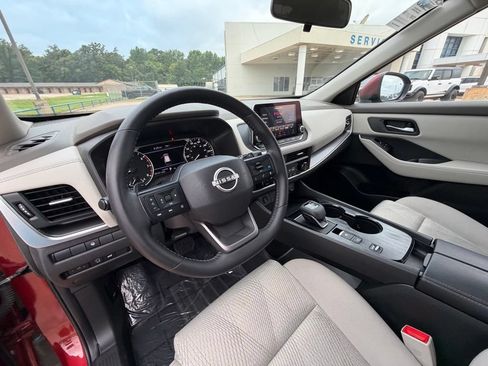 Used 2025 Nissan Rogue SV FWD image 14