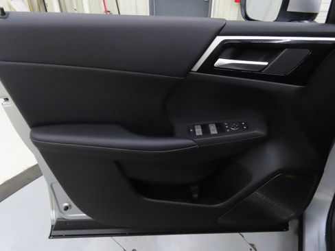 New 2025 Mitsubishi Outlander SE image 9