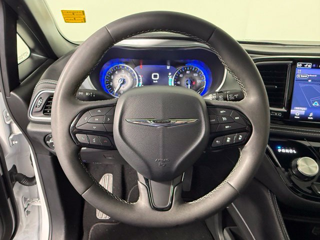 Used 2025 Chrysler Pacifica Limited FWD image 17