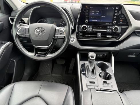 Used 2021 Toyota Highlander XLE AWD/4WD image 11