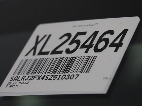 Used 2025 Land Rover Discovery S image 27