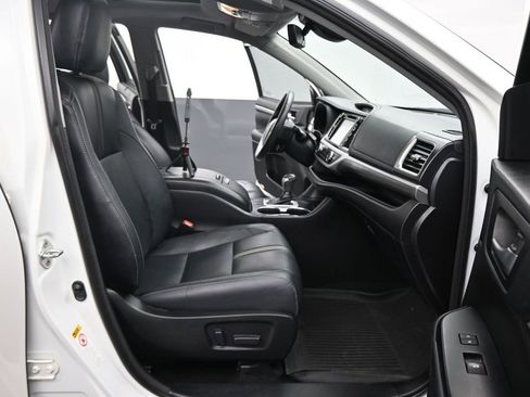Used 2018 Toyota Highlander SE FWD image 16
