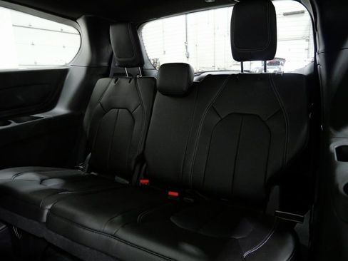 New 2026 Chrysler Pacifica Select AWD/4WD image 24