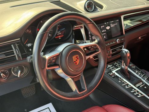 Used 2020 Porsche Macan AWD/4WD image 17