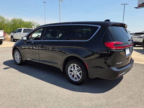 Used 2023 Chrysler Pacifica Touring-L FWD image 9